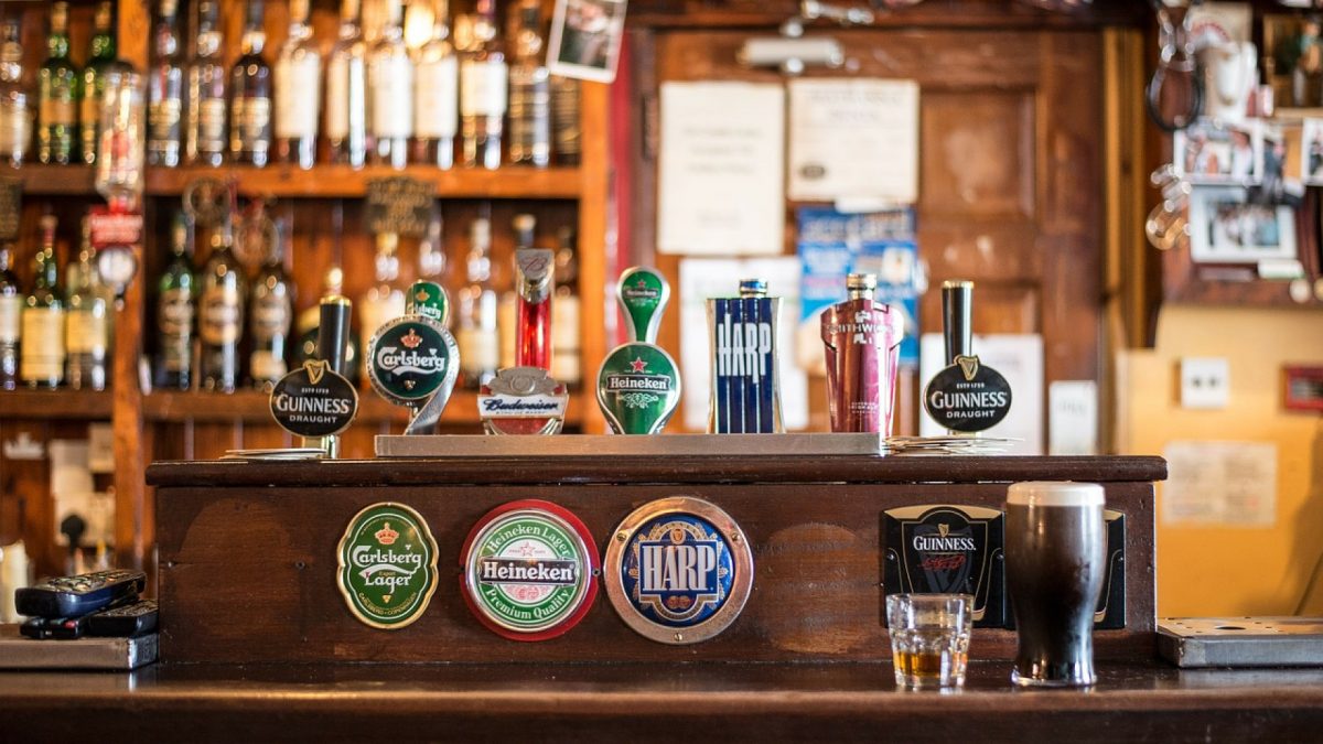 Comment bien agencer un arrière de bar ?