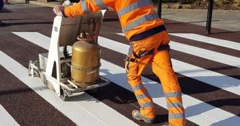 Peinture de marquage au sol pour entreprise : quelle utilité ?