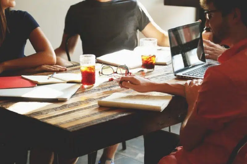 Quels sont les facteurs d'évolution de l'organisation de la production