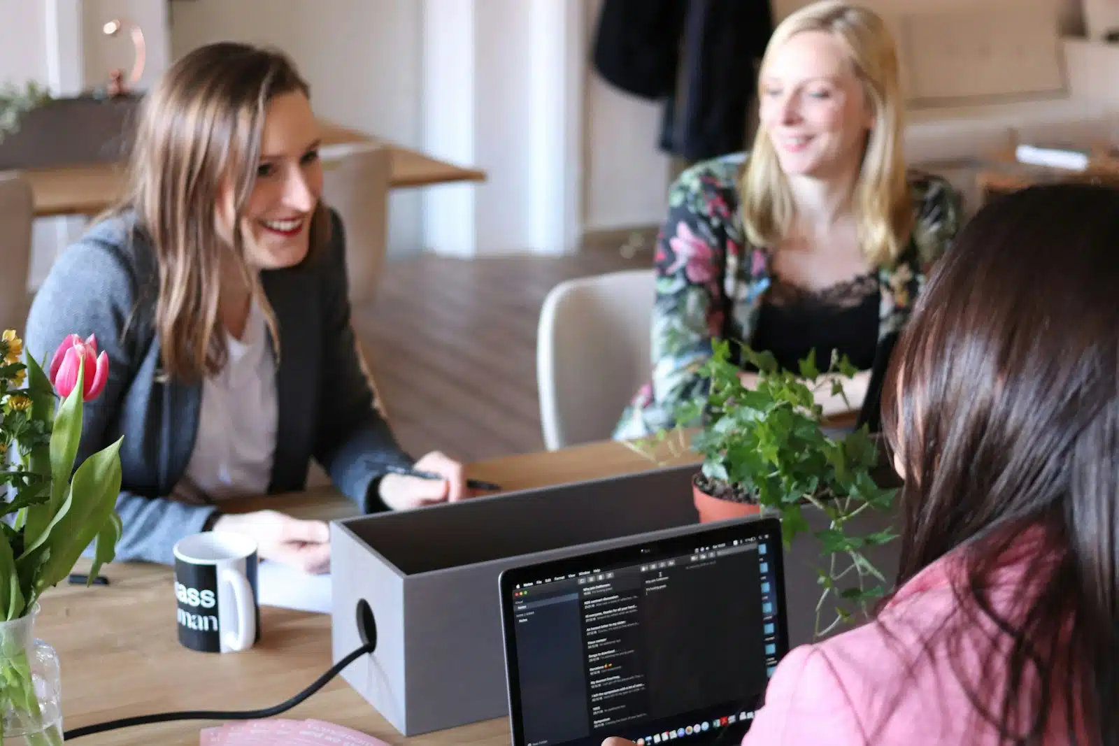des collaboratrices souriantes