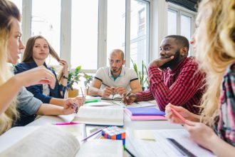 Comment réussir sa formation en sciences politiques : méthodes et astuces ?