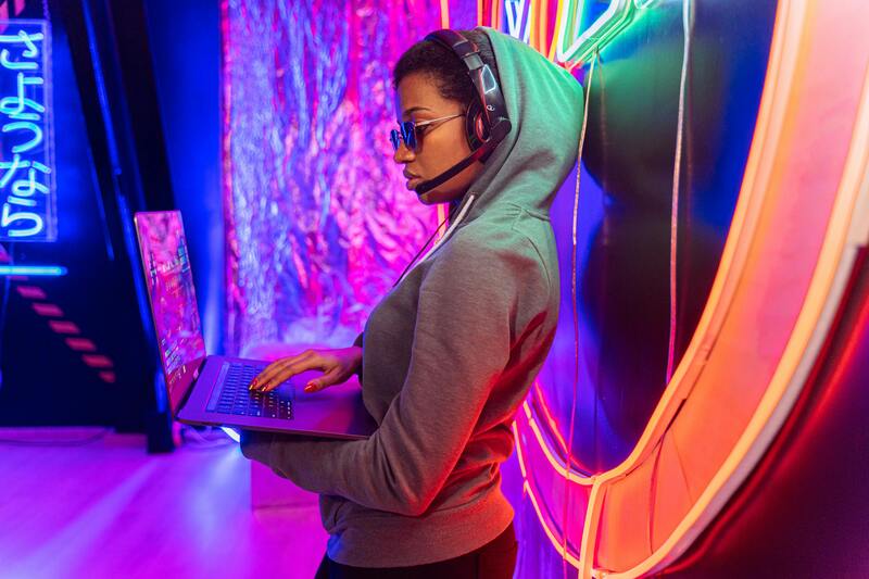 un gamer avec son casque